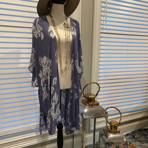 Beautiful Blue flowing floral kimono with crochet back - Picture 3 of 12